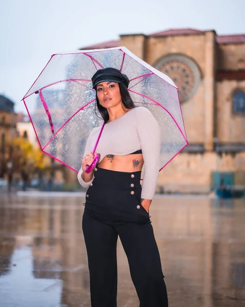 Уличный Стиль Молодой Брюнетки Latina Дождём Города Прозрачным Зонтиком — стоковое фото