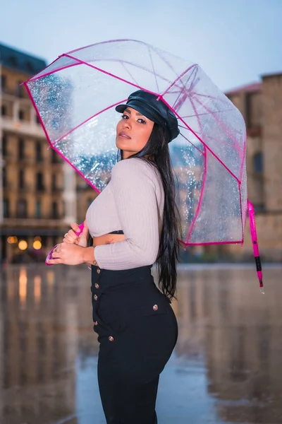 Posing Young Brunette Latina Leather Cap Rain City Transparent Umbrella — Stock Photo, Image