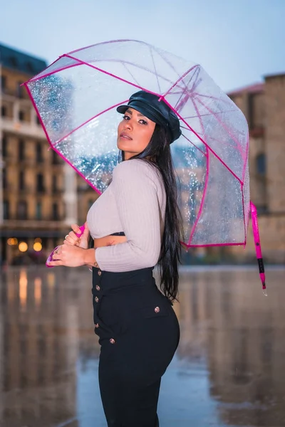 Pozand Tânără Brunetă Latina Capac Din Piele Ploaia Orașului Umbrelă — Fotografie, imagine de stoc