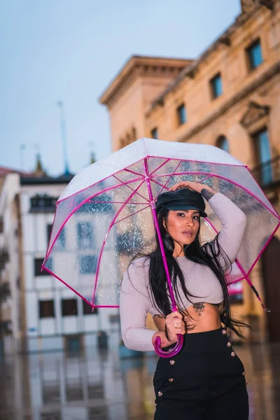 Posando Una Joven Morena Latina Con Gorra Cuero Bajo Lluvia — Foto de Stock