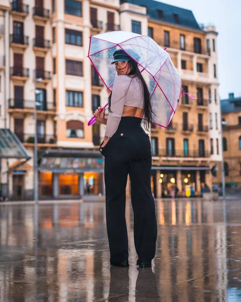 Posando Una Joven Morena Latina Con Sombrero Cuero Pantalones Negros — Foto de Stock