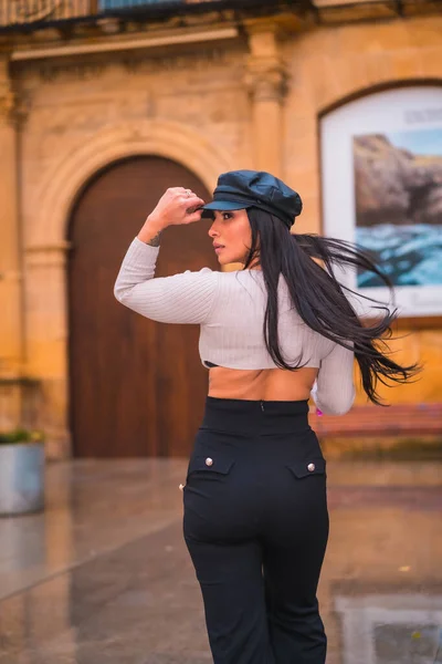 Una Joven Morena Latina Con Sombrero Cuero Pantalones Negros Disfrutando — Foto de Stock