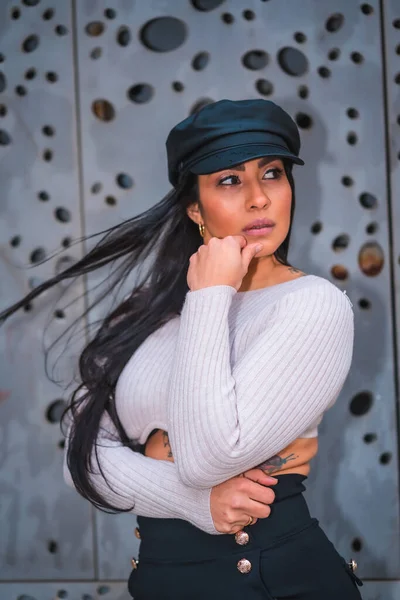 Une Jeune Brune Latina Avec Chapeau Cuir Pantalon Noir Dans — Photo