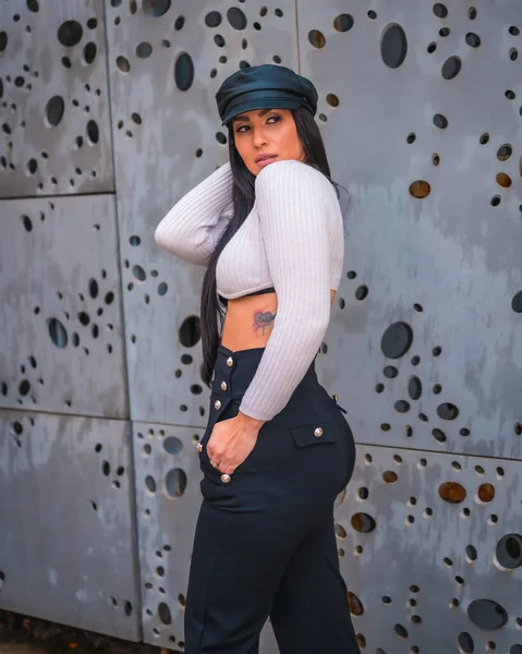 Young Brunette Latina Leather Hat Black Pants Portrait Gray City — Stock Photo, Image