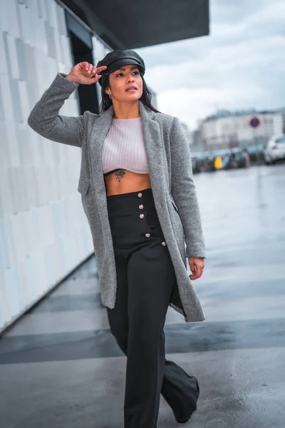 Street Style City Brunette Latin Girl Leather Hat Gray Raincoat — Zdjęcie stockowe