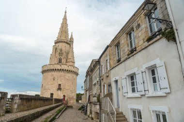 Ortaçağ 'ın eski kasabasındaki La Rochelle Fener Kulesi. La Rochelle, Fransa 'nın güneybatısında bir kıyı kentidir.