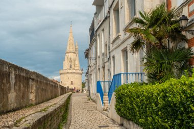 Ortaçağ 'ın eski kasabasındaki La Rochelle Fener Kulesi. La Rochelle, Fransa 'nın güneybatısında bir kıyı kentidir.