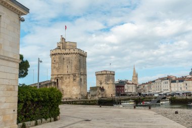 La Rochelle 'deki Saint Nicolas Kulesi ve yat limanı. Fransa 'nın güneybatısındaki sahil kasabası.