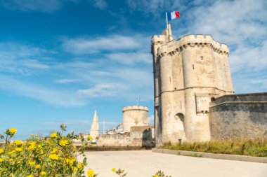 Yazın La Rochelle 'in güzel kalesi ve Saint Nicolas Kulesi. Fransa 'nın güneybatısındaki sahil kasabası.
