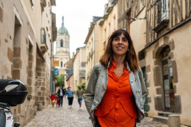 Rennes 'deki orta çağ yarı ağaçlı evlerde yaşayan genç bir turist. İngiltere 'nin başkenti, Fransa