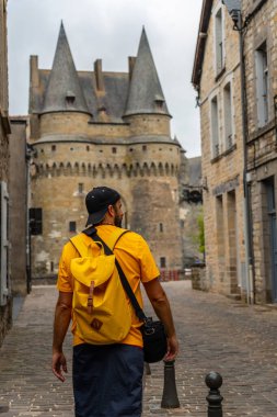 Ortaçağ Vitre şatosunda genç bir turist. Ille-et-Vilaine Departmanı, Brittany bölgesi, Fransa