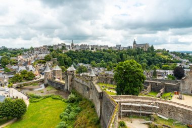 Fougeres şatosunun içi ve arka plandaki şehir. Brittany bölgesi, Ille et Vilaine bölümü, Fransa