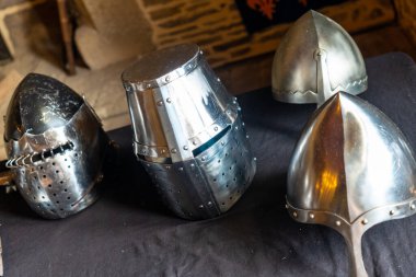 Fougeres kalesinde şövalyeler ve ortaçağ zırhı. Brittany bölgesi, Ille et Vilaine bölümü, Fransa