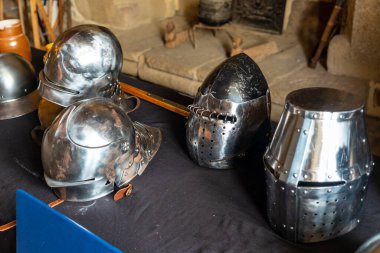Fougeres kalesinde şövalyeler ve ortaçağ zırhı. Brittany bölgesi, Ille et Vilaine bölümü, Fransa