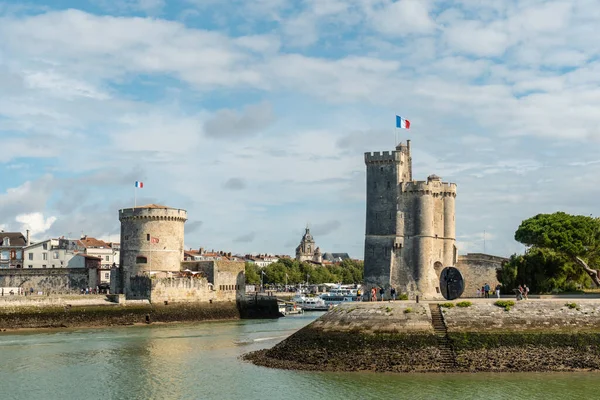 Hermosa Entrada Con Las Torres Del Fuerte Rochelle Ciudad Costera — Foto de Stock