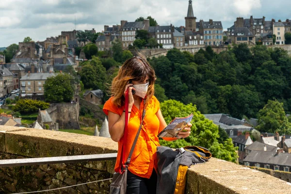 Uma Jovem Turista Visitando Castelo Fougeres Pandemia Anos Região Bretanha — Fotografia de Stock