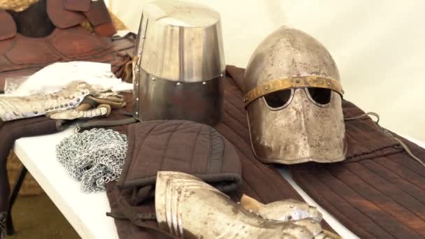 富格雷斯城堡里一个原始骑士的中世纪盔甲 法国Ille和Vilaine省Brittany地区 — 图库视频影像