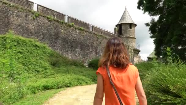 Een Jonge Toerist Die Het Kasteel Van Fougeres Bezoekt Bretagne — Stockvideo