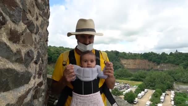 Covid Salgınında Fougeres Kalesini Ziyaret Eden Genç Bir Turist Brittany — Stok video