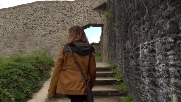 Νεαρός Τουρίστας Επισκέπτεται Κάστρο Των Φουγερών Περιφέρεια Βρετάνης Διαμέρισμα Ille — Αρχείο Βίντεο