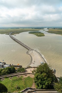 Fransa 'nın Normandiya bölgesindeki Manche Bölgesi' ndeki ünlü Mont Saint-Michel Manastırı 'na varış yolu.