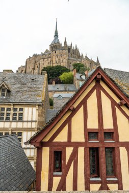 Manche Bölgesi Normandiya Bölgesi 'ndeki ünlü Mont Saint-Michel Manastırı' nda eski ahşap evler.