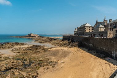 La Grande Plage du Sillon, Fransa 'nın Ille-et-Vilaine departmanındaki Saint-Malo kıyı kasabasında.