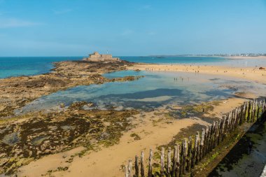 La Grande Plage du Sillon, Fransa 'nın Ille-et-Vilaine departmanındaki Saint-Malo kıyı kasabasında.