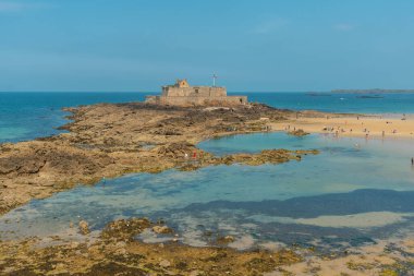 La Grande Plage du Sillon, Fransa 'nın Ille-et-Vilaine departmanındaki Saint-Malo kıyı kasabasında.