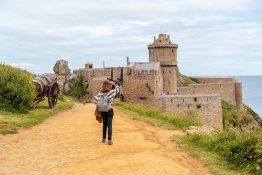 Fort-la-Latte Kalesi 'ni ziyaret eden genç bir turist Cape Frehel' de ve Saint-Malo yakınlarında, Plevenon yarımadası, Fransız Britanya. Fransa