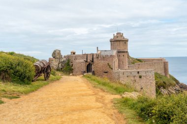 Cape Frehel 'in yanındaki Fort-la-Latte Kalesi ve Saint-Malo, Plevenon yarımadası, French Brittany yakınlarında. Fransa