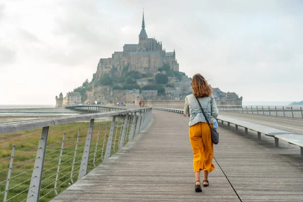 Uma Jovem Turista Visitando Famoso Mont Saint Michel Departamento Mancha — Fotografia de Stock