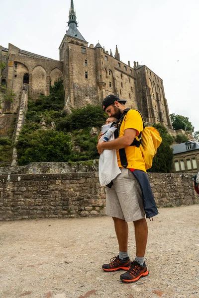 Mladý Otec Návštěvě Slavného Kláštera Mont Saint Michel Manche Region — Stock fotografie