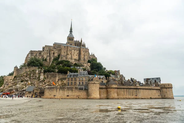 有名なモン ミシェル修道院は フランスのノルマンディー地方の干潮時に水面に反射しました — ストック写真