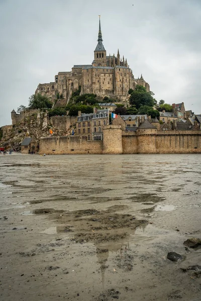 著名的圣米歇尔修道院反映在法国诺曼底地区的低潮水中 — 图库照片