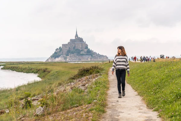 Jovem Turista Caminhando Point Vue Direção Abadia Mont Saint Michel — Fotografia de Stock