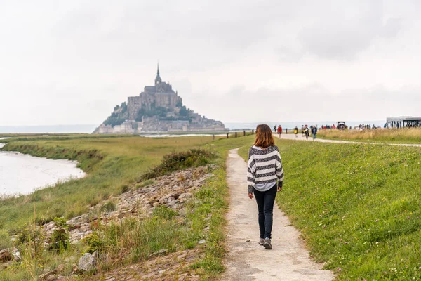 Jovem Turista Caminhando Point Vue Direção Abadia Mont Saint Michel — Fotografia de Stock