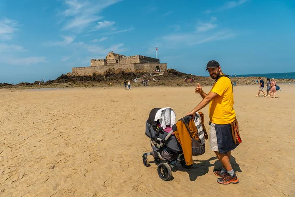 Jovem Pai Desfrutando Verão Grande Plage Sillon Saint Malo Bretanha — Fotografia de Stock