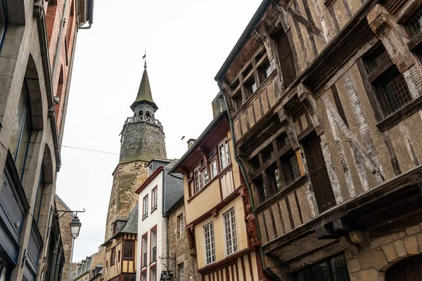 旧市街の美しい木造家屋とフランスのブルターニュのランス川沿いの中世の城 — ストック写真