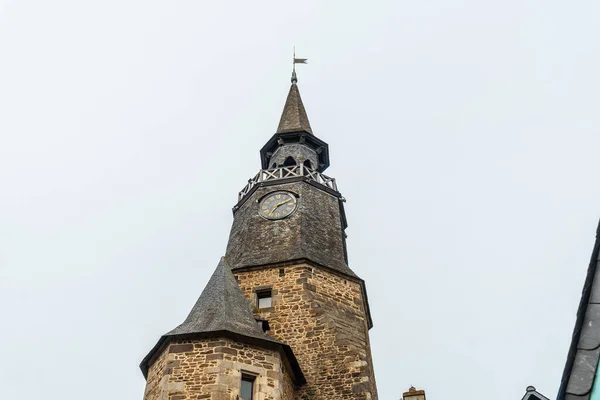 法国布列塔尼市丹南老城的大教堂及其位于兰斯河沿岸的中世纪城堡 — 图库照片