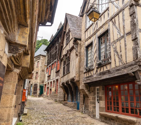 フランス ブルターニュの中世の村ディナンの古い木造住宅 — ストック写真