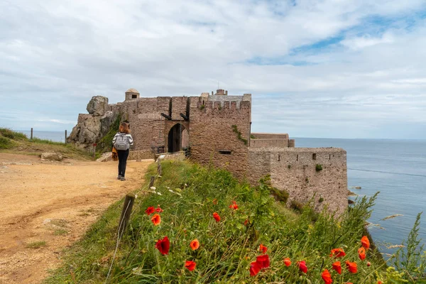 Jovem Turista Visitando Castelo Fort Latte Beira Mar Cape Frehel — Fotografia de Stock