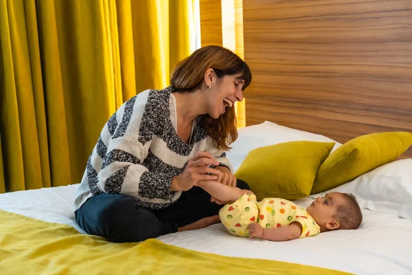 Nuori Äiti Nauttii Hänen Vauva Sängyssä Hänen Makuuhuone Nuori Valkoihoinen — kuvapankkivalokuva