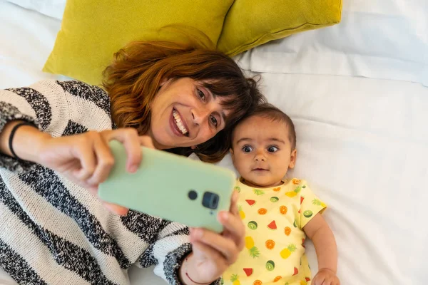 Fiatal Anya Kisbabájával Szelfit Csinál Hálószobájában Először Kaukázusi Négy Hónapos — Stock Fotó