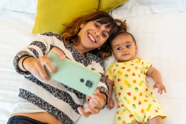 Молода Мати Немовлям Робить Селфі Ліжку Вперше Кавказі Своєю Чотиримісячною — стокове фото