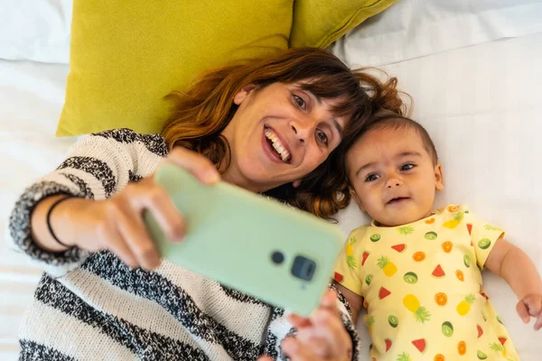 Молода Мати Дитиною Бере Селфі Мобільним Телефоном Ліжку Спальні Сім — стокове фото