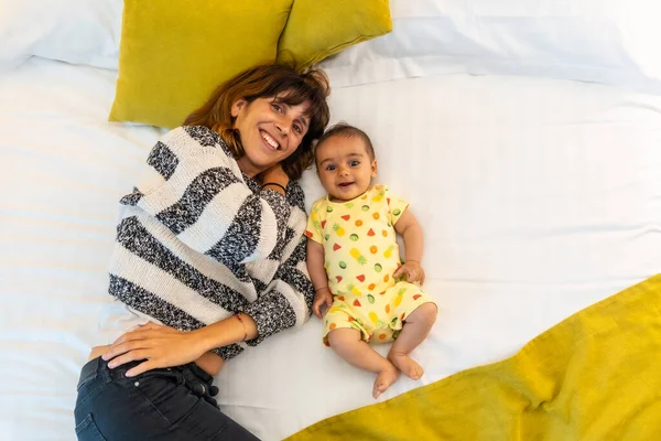 Fiatal Anya Gyermekével Ágyon Hálószobájában Életmód Portré Egy Fiatal Anyáról — Stock Fotó