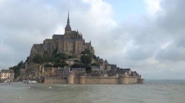 Ünlü Mont Saint-Michel Manastırı Fransa 'nın Normandiya Bölgesi' nde sular çekildiğinde yansıdı.