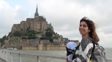 Genç bir anne turist ünlü Mont Saint-Michel 'i ziyaret ediyor. Manche Bölgesi, Normandiya Bölgesi, Fransa
