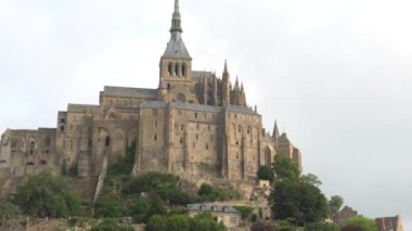 Ünlü Mont Saint-Michel Manastırı Fransa 'nın Normandiya Bölgesi' nde sular çekildiğinde yansıdı.